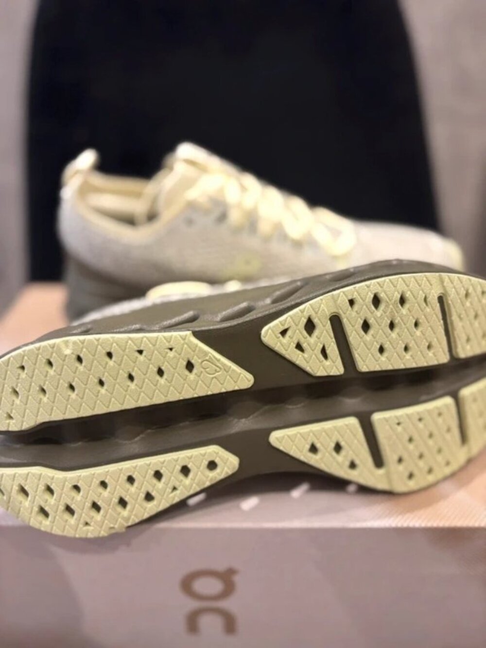 On Cloud Cloudsurfer Max Running Shoes Cream Green Women's US 5.5 - Picture 4 of 5